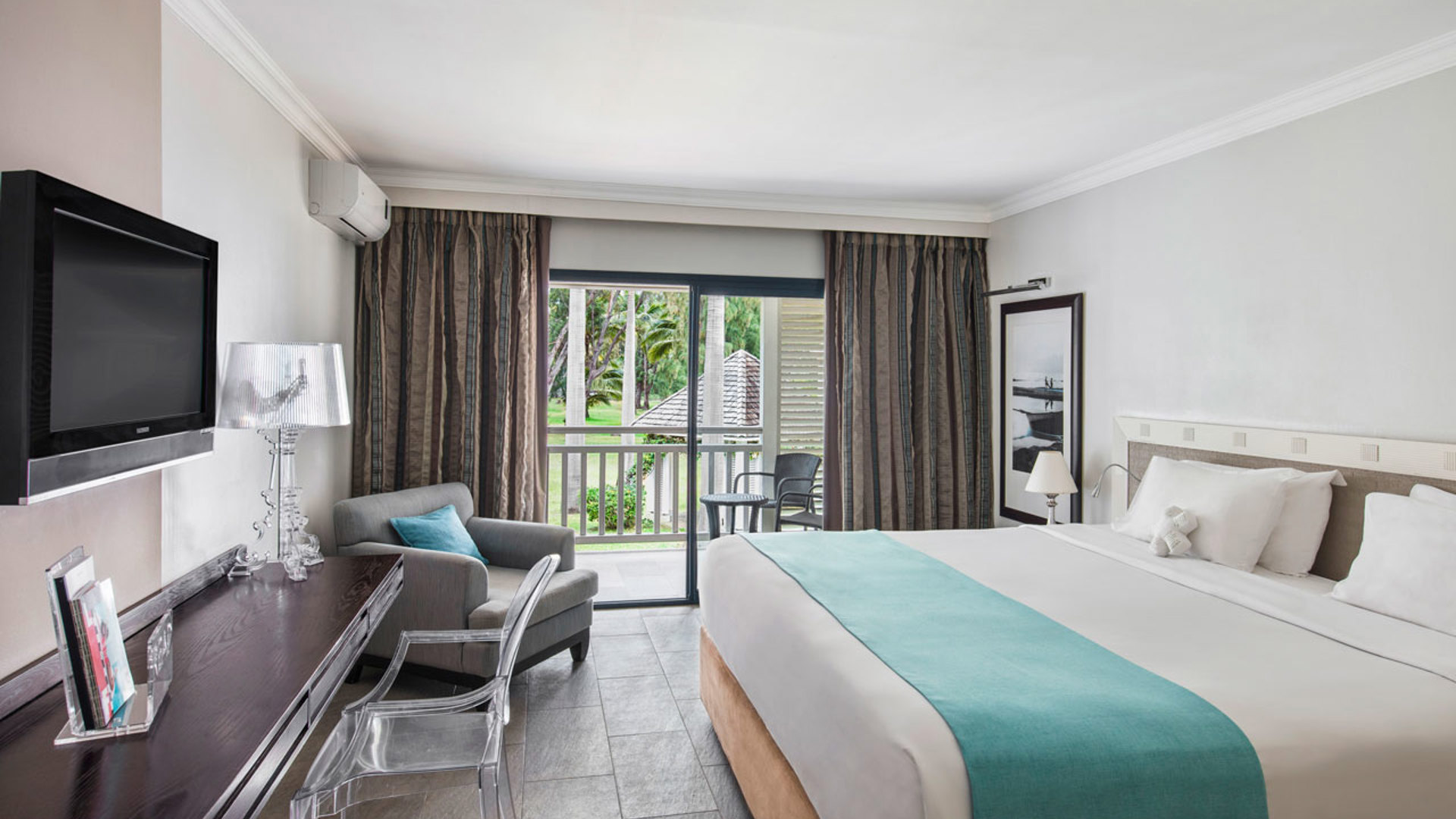 Room view of Deluxe Room, LUX* Saint Gilles