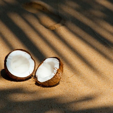 un massage du corps à la noix de coco maison