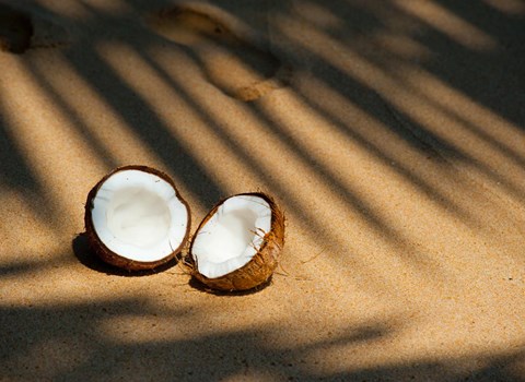 Un massage du corps à la noix de coco maison
