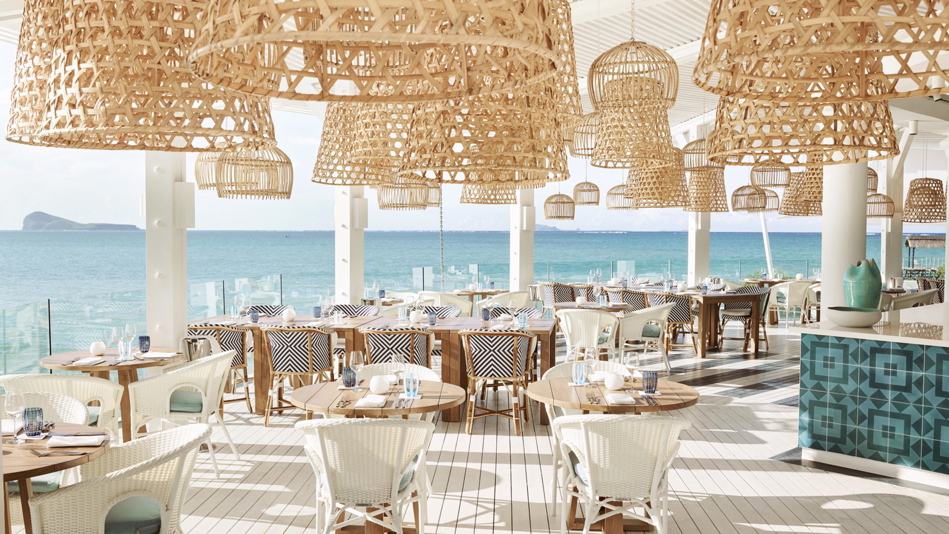 fly emirates, stay lux<bdi>*</bdi>